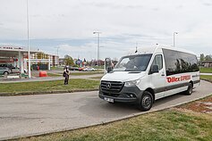 Keliautojai į Rygos miestą ar oro uostą įlaipinami ne stotyje, o kitoje gatvės pusėje esančioje degalinėje Keliautojai į Rygos miestą ar oro uostą įlaipinami ne stotyje, o kitoje gatvės pusėje esančioje degalinėje