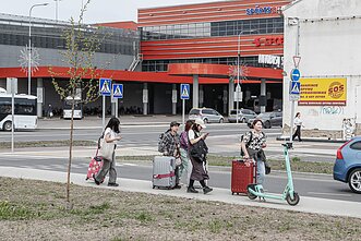 Keliautojai į Rygos miestą ar oro uostą įlaipinami ne stotyje, o kitoje gatvės pusėje esančioje degalinėje Keliautojai į Rygos miestą ar oro uostą įlaipinami ne stotyje, o kitoje gatvės pusėje esančioje degalinėje