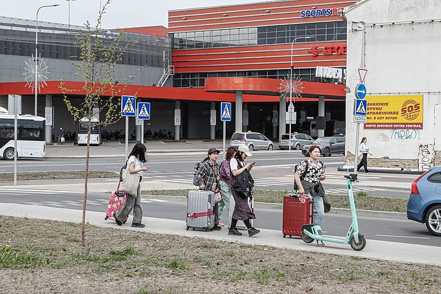 Keliautojai į Rygos miestą ar oro uostą įlaipinami ne stotyje, o kitoje gatvės pusėje esančioje degalinėje Keliautojai į Rygos miestą ar oro uostą įlaipinami ne stotyje, o kitoje gatvės pusėje esančioje degalinėje