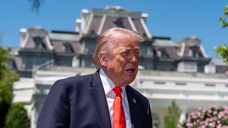Paliaubos pakibo ant plauko: Teheranas apšaudė JAV karo laivus, Trumpas skelbia atsaką