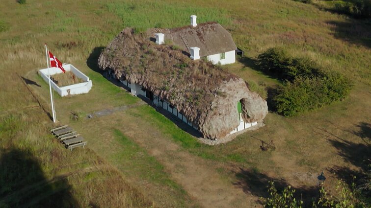 Nykstanti danų tradicija stogus dengti jūržolėmis ir politinė satyra Vokietijos karnavaluose