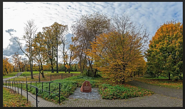 Prie šio memorialinio akmens pernai Kaliningrado Pergalės parke susidegino A. Okunevas, prieš tai sniege užrašęs antikarinį šūkį „Karui ne“