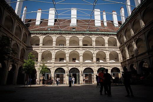 Lion Ceccah aplankė ypatingą Vienos vietą: čia baletą šoka žirgai