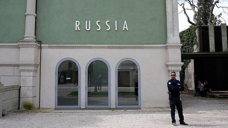 Rusijos paviljonas Venecijoje kelia pasipiktinimą: „Neturėtume skirti dėmesio agresoriui“