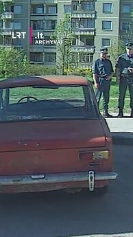 Buvo laikai, kai kiemuose stovėjo apleisti automobiliai. 2001 m. reportažas