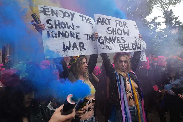 „Pussy Riot“ ir FEMEN priešais Rusijos paviljoną Venecijos bienalėje surengė protestą