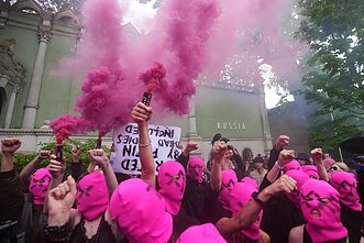 „Pussy Riot“ ir FEMEN priešais Rusijos paviljoną Venecijos bienalėje surengė protestą