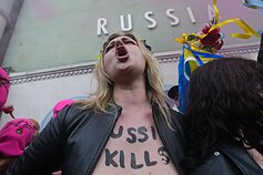 „Pussy Riot“ ir FEMEN priešais Rusijos paviljoną Venecijos bienalėje surengė protestą