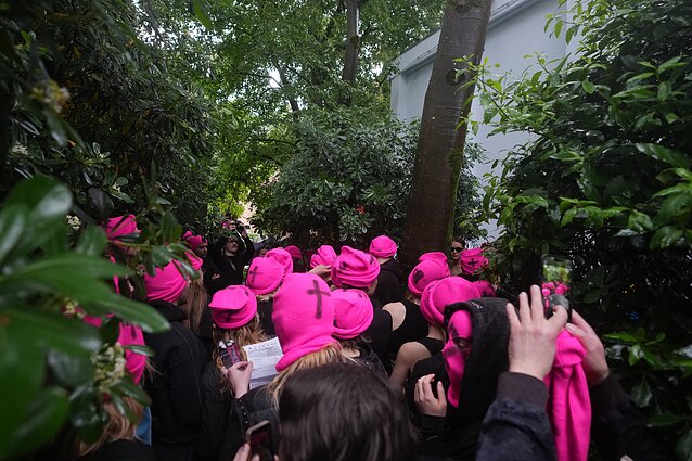 „Pussy Riot“ ir FEMEN priešais Rusijos paviljoną Venecijos bienalėje surengė protestą