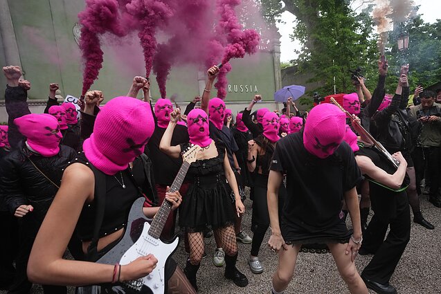 „Pussy Riot“ ir FEMEN priešais Rusijos paviljoną Venecijos bienalėje surengė protestą