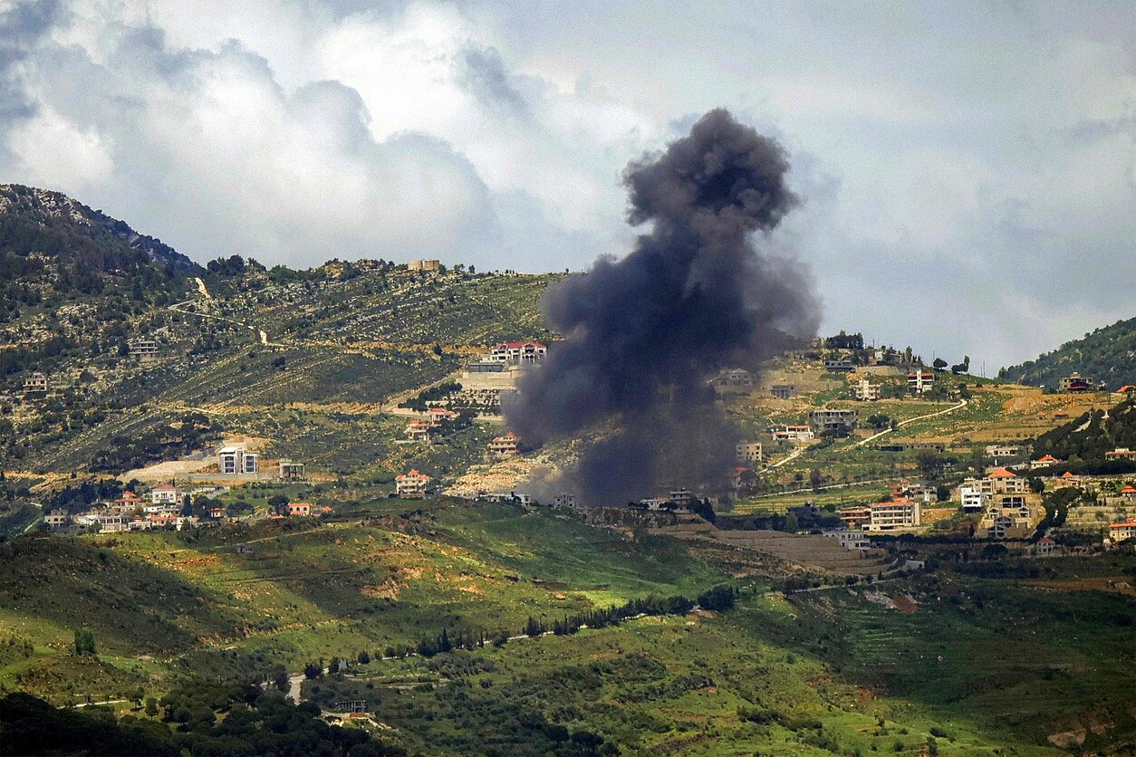 Izraelio kariuomenė skelbia Libane atakuojanti „Hezbollah“ taikinius