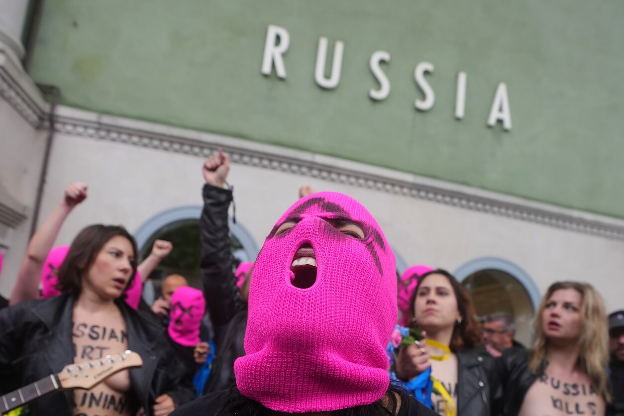 Акция Pussy Riot и Femen в Венеции