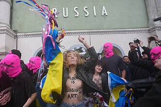 Акция Pussy Riot и Femen в Венеции