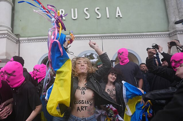 Акция Pussy Riot и Femen в Венеции