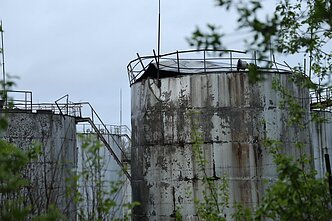 Galimai drono apgadintas naftos rezervuaras Latvijoje