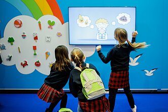 LRT VAIKAI stendas su interaktyviais „Edukacinių dainelių“ personažais