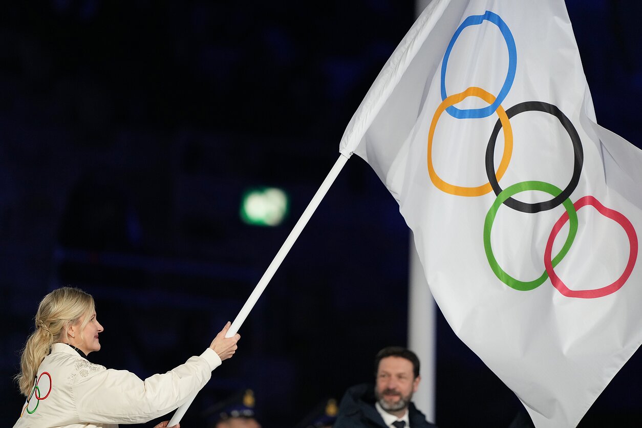 IOC prezidentė Kirsty Coventry ir olimpinė vėliava