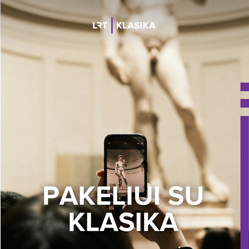 Jonaho Townsley / Unsplash nuotr., Fotografuoja skulptūrą (asociatyvi nuotr.)