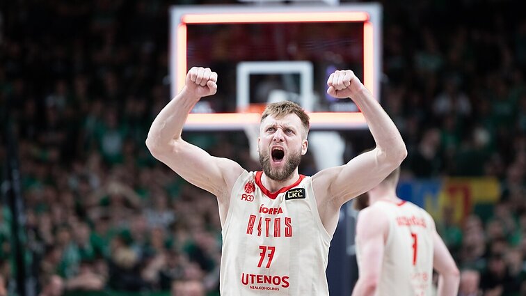 Paliukėnas perima kamuolį, deda iš viršaus ir „Rytas“ tolsta nuo „La Laguna“