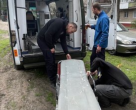  Bohdanas su pagalbininkais taiso neštuvus 