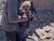 Šią moterį evakuoti teko kruviną, sužeistą po bombardavimo