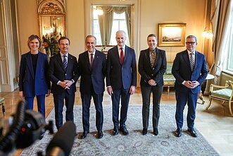 Islandijos ministrė pirmininkė Kristrun Mjoll Frostadottir, Švedijos ministras pirmininkas Ulfas Kristerssonas, Kanados ministras pirmininkas Markas Carney, Norvegijos ministras pirmininkas Jonas Gahr Store, Danijos ministrė pirmininkė Mette Frederiksen ir Suomijos ministras pirmininkas Petteri Orpo per susitikimą Osle, Norvegijoje (2026 m. kovo 15 d.)
