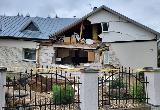 Sugriuvusio namo Pasvalyje savininkas: nežinau, kodėl valdžia leido ten statyti būstą