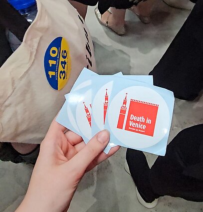Latvijos paviljono atidarymo metu dalinti lipdukai