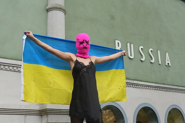 „Pussy Riot“ ir FEMEN priešais Rusijos paviljoną Venecijos bienalėje surengė protestą
