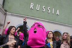 „Pussy Riot“ ir FEMEN priešais Rusijos paviljoną Venecijos bienalėje surengė protestą