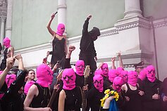„Pussy Riot“ ir FEMEN priešais Rusijos paviljoną Venecijos bienalėje surengė protestą