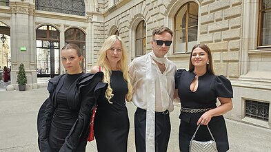 „Eurovizijos“ atidarymo ceremonijai pritariamieji vokalistai pasipuošė simboliniais motyvais „Eurovizijos“ atidarymo ceremonijai pritariamieji vokalistai pasipuošė simboliniais motyvais