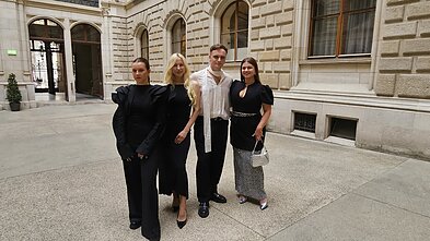 „Eurovizijos“ atidarymo ceremonijai pritariamieji vokalistai pasipuošė simboliniais motyvais „Eurovizijos“ atidarymo ceremonijai pritariamieji vokalistai pasipuošė simboliniais motyvais