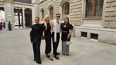 „Eurovizijos“ atidarymo ceremonijai pritariamieji vokalistai pasipuošė simboliniais motyvais „Eurovizijos“ atidarymo ceremonijai pritariamieji vokalistai pasipuošė simboliniais motyvais