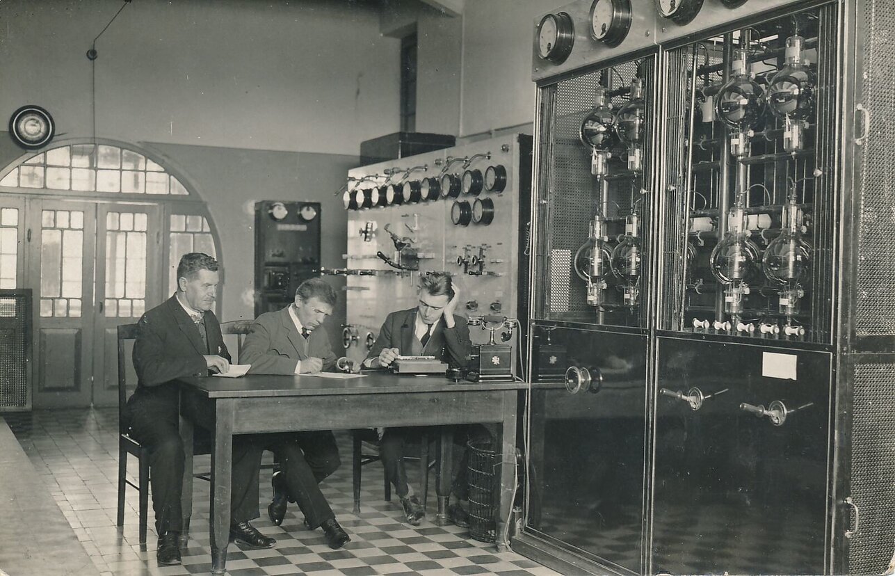 Trys asmenys Kauno radijo stoties patalpoje, 20 a. 4-asis dešimtmetis Trys asmenys Kauno radijo stoties patalpoje, 20 a. 4-asis dešimtmetis