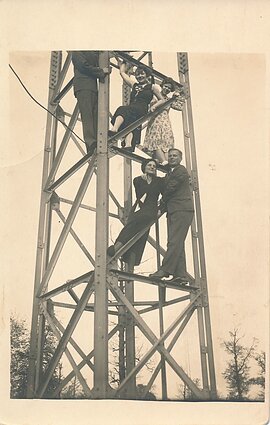Kauno radijo stoties bokšte. 1936 m. Kauno radijo stoties bokšte. 1936 m.