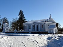Į sumažintą Vilniaus katedrą kiek panaši, klasicistinė, Šv. Jono Krikštytojo bažnyčia su dvejomis varpinėmis, spėjama, projektuota L. Stuokos-Gucevičiaus.
