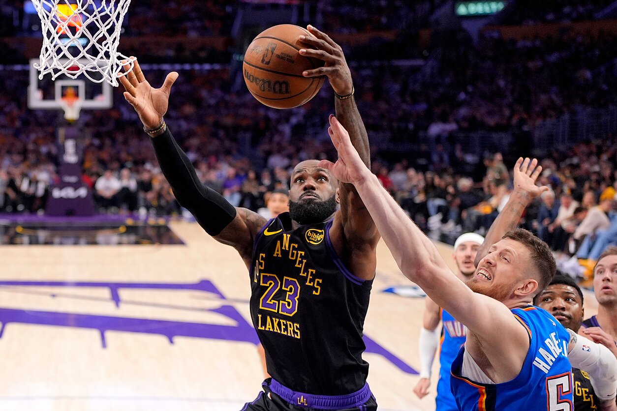 LeBronas Jamesas ir Isaiah Hartensteinas LeBronas Jamesas ir Isaiah Hartensteinas