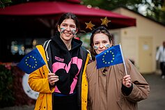 Eurovizinės arenos prieigose – išsipuošę gerbėjai Eurovizinės arenos prieigose – išsipuošę gerbėjai