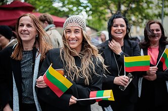 Eurovizinės arenos prieigose – išsipuošę gerbėjai 