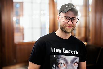 Po sėkmingo „Eurovizijos“ pusfinalio Lion Ceccah prie viešbučio pasitiko į Vieną atvykę artimieji Po sėkmingo „Eurovizijos“ pusfinalio Lion Ceccah prie viešbučio pasitiko į Vieną atvykę artimieji