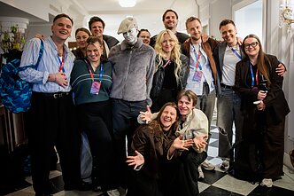 Po sėkmingo „Eurovizijos“ pusfinalio Lion Ceccah prie viešbučio pasitiko į Vieną atvykę artimieji Po sėkmingo „Eurovizijos“ pusfinalio Lion Ceccah prie viešbučio pasitiko į Vieną atvykę artimieji