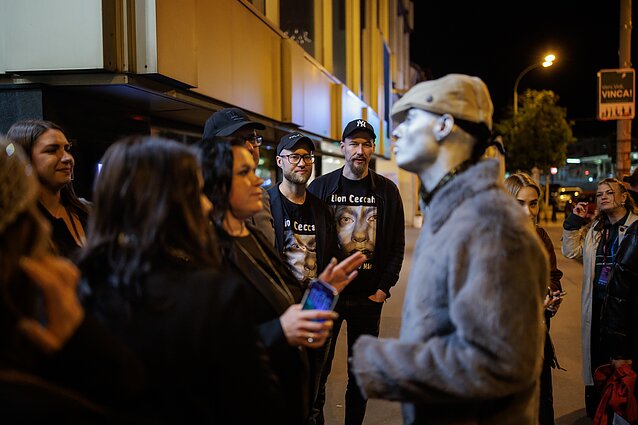 Po sėkmingo „Eurovizijos“ pusfinalio Lion Ceccah prie viešbučio pasitiko į Vieną atvykę artimieji Po sėkmingo „Eurovizijos“ pusfinalio Lion Ceccah prie viešbučio pasitiko į Vieną atvykę artimieji