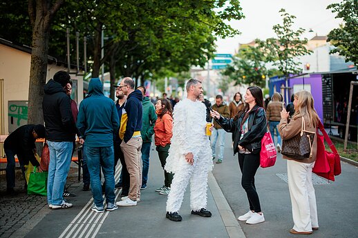 Eurovizinės arenos prieigose – išsipuošę gerbėjai
