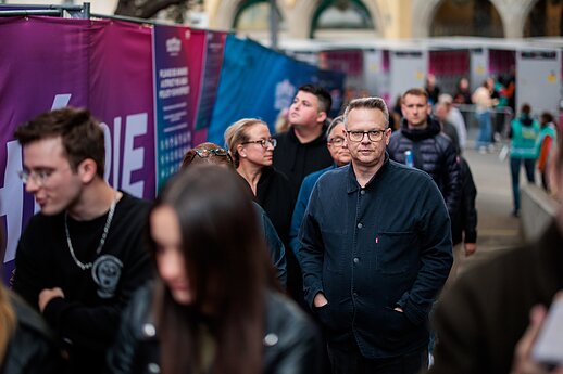 Eurovizinės arenos prieigose – išsipuošę gerbėjai