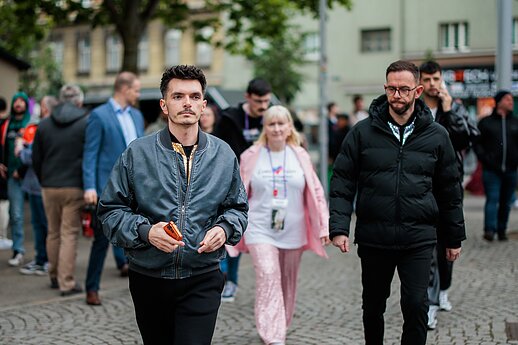Eurovizinės arenos prieigose – išsipuošę gerbėjai