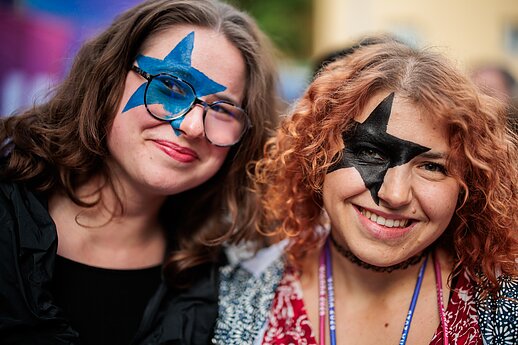 Eurovizinės arenos prieigose – išsipuošę gerbėjai