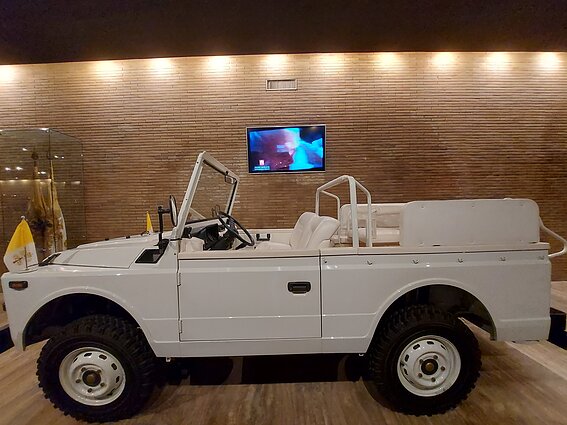 Papamobile, którym jeździł Jan Paweł II