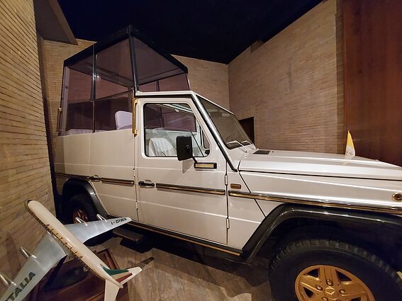  Papamobile, którym jeździł Jan Paweł II