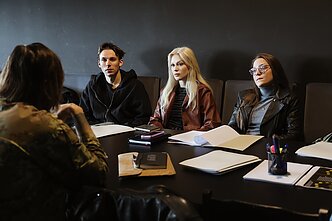 Repeticija. Sėdi Robertas Petraitis, Alvydė Pikturnaitė, Martyna Gedvilaitė